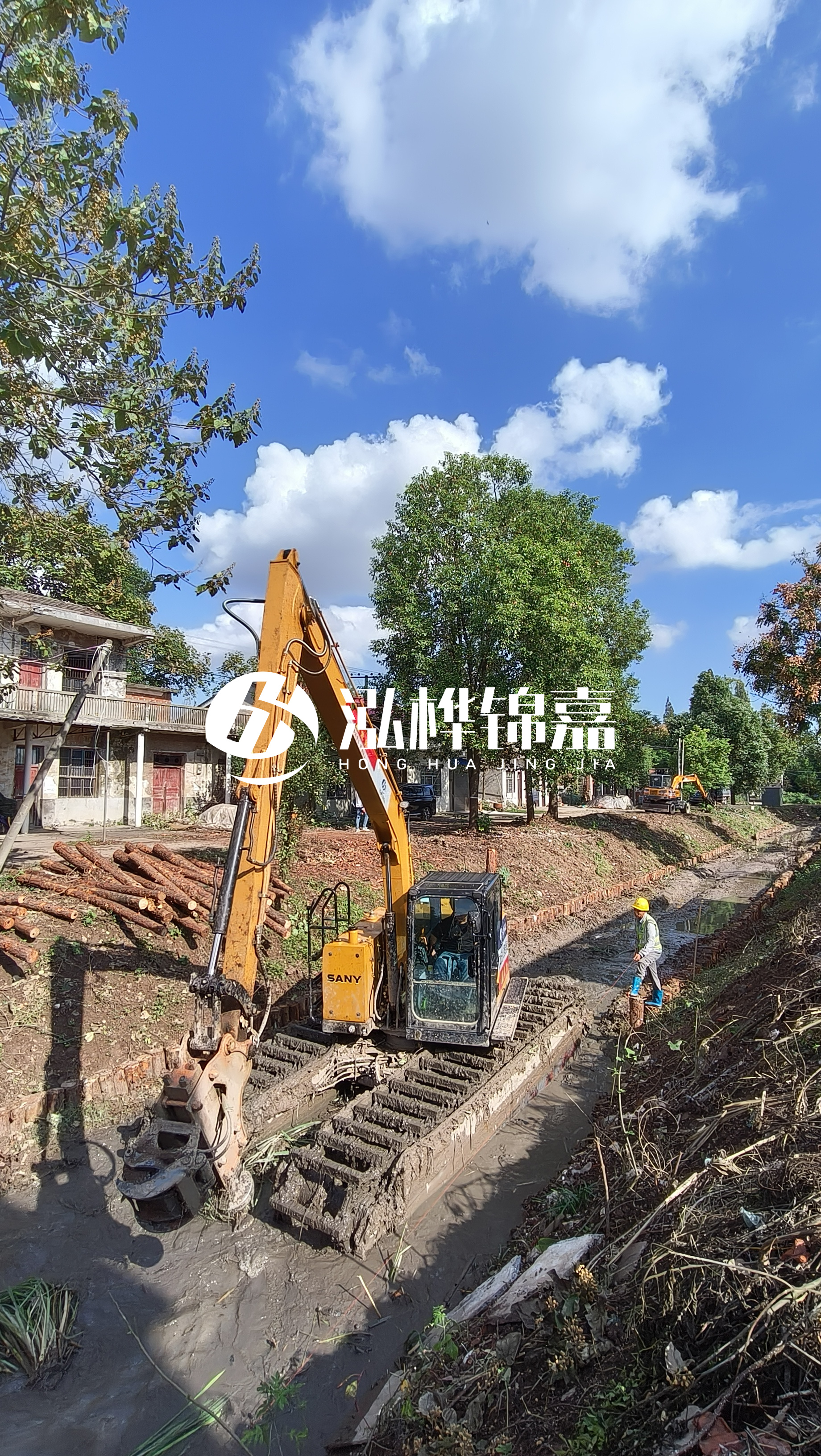 通化挖機打木樁專(zhuān)業(yè)施工-水挖機河道清淤如何打木樁？