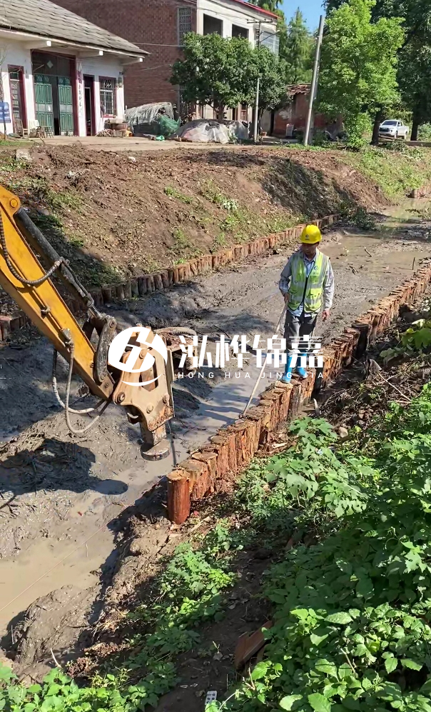 寧德河道清淤專(zhuān)業(yè)施工-挖掘機清理河底淤泥的深度如何控制？