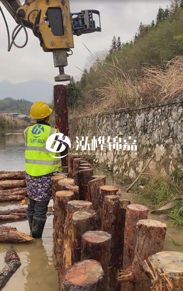 昆明市挖機打木樁專(zhuān)業(yè)施工-打松木樁3米的價(jià)格是多少？