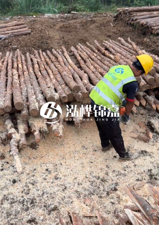 江蘇打樁木源頭廠(chǎng)家泓樺錦嘉-2.5米大頭10CM多少錢(qián)一根？