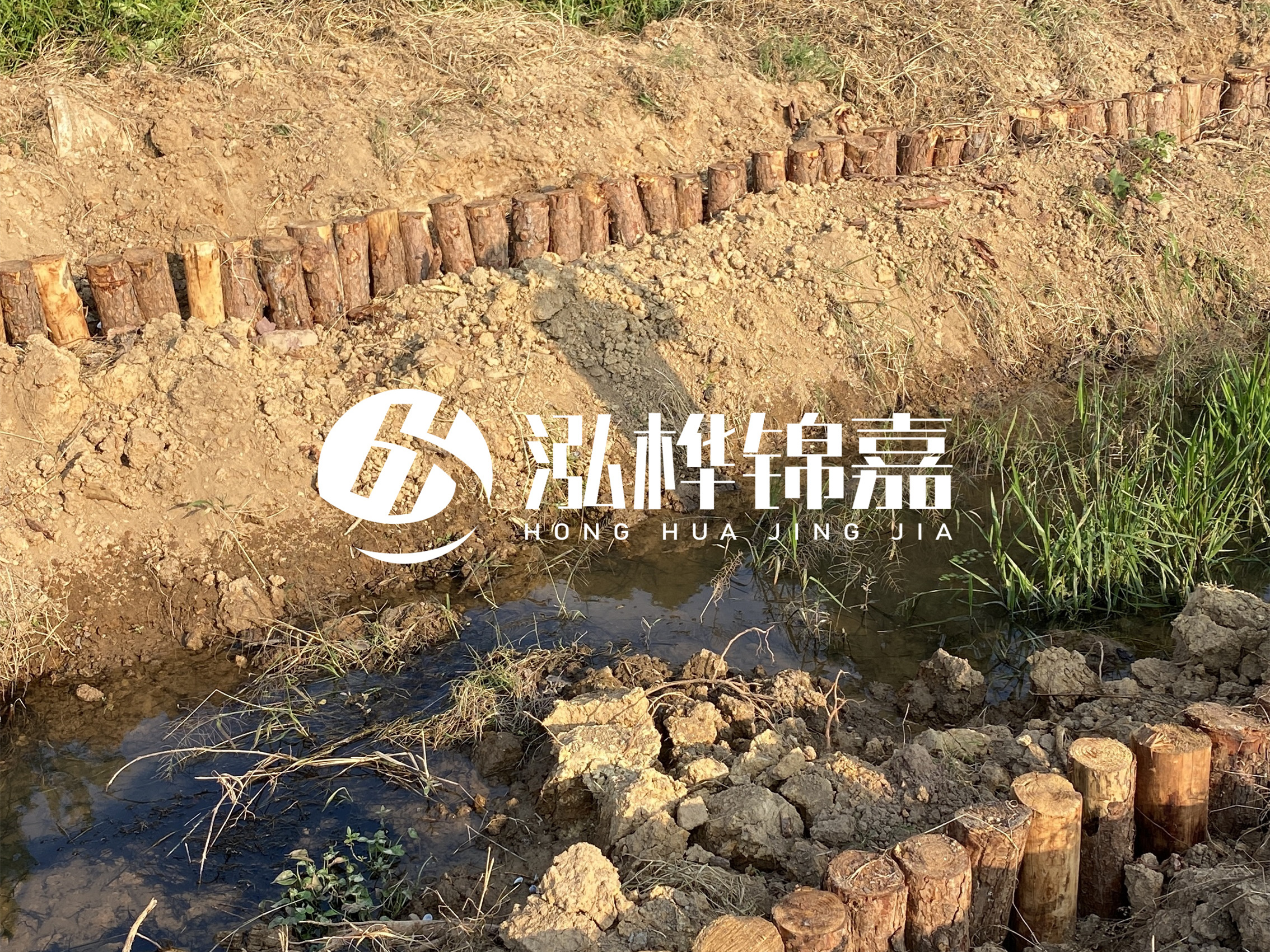 防汛木樁價(jià)格中的施工費如何計算？水下打樁和陸地打樁費用差異？